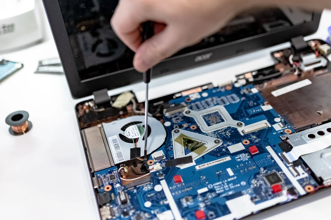 Onderhoud aan een geopende laptop met een precisieschroevendraaier