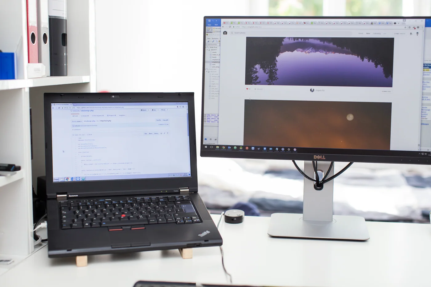 Praktische werkplek met een zakelijke laptop, extra monitor en ordners